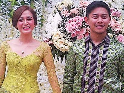 fansdesain's tweet photo. Nina Zatulini resmi dilamar kekasihnya yang berdarah Bugis, Chandra Taufan setelah menjalani LDR selama setahun. http://t.co/BKmBUZA7t2
