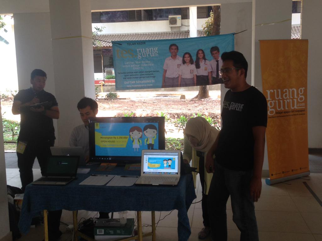 OpenHouse_FKUI's tweet photo. Ayokk yang lagi ikutan Open House bisa banget daftar langsung di booth @ruangguru !! http://t.co/v0XCZmBnyk