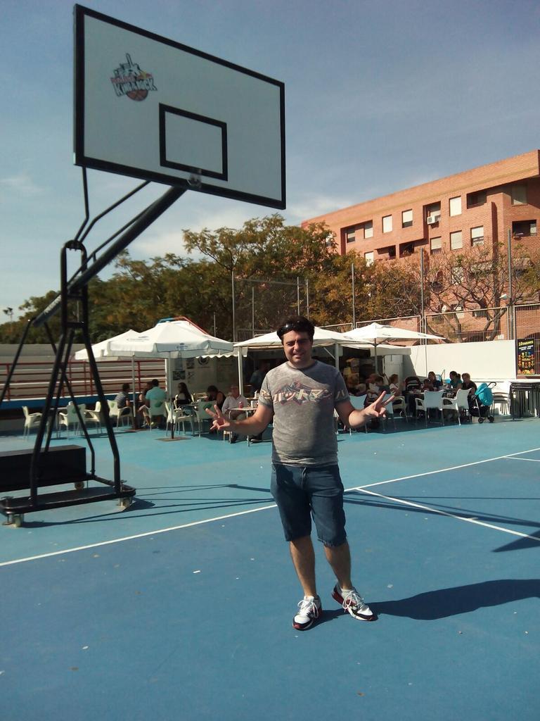 jozito_23's tweet photo. @gechavarri el campo municipal no se puede jugar por culpa del bar #FumaryBeberSi #JugarNo http://t.co/ptXxQJcMqU