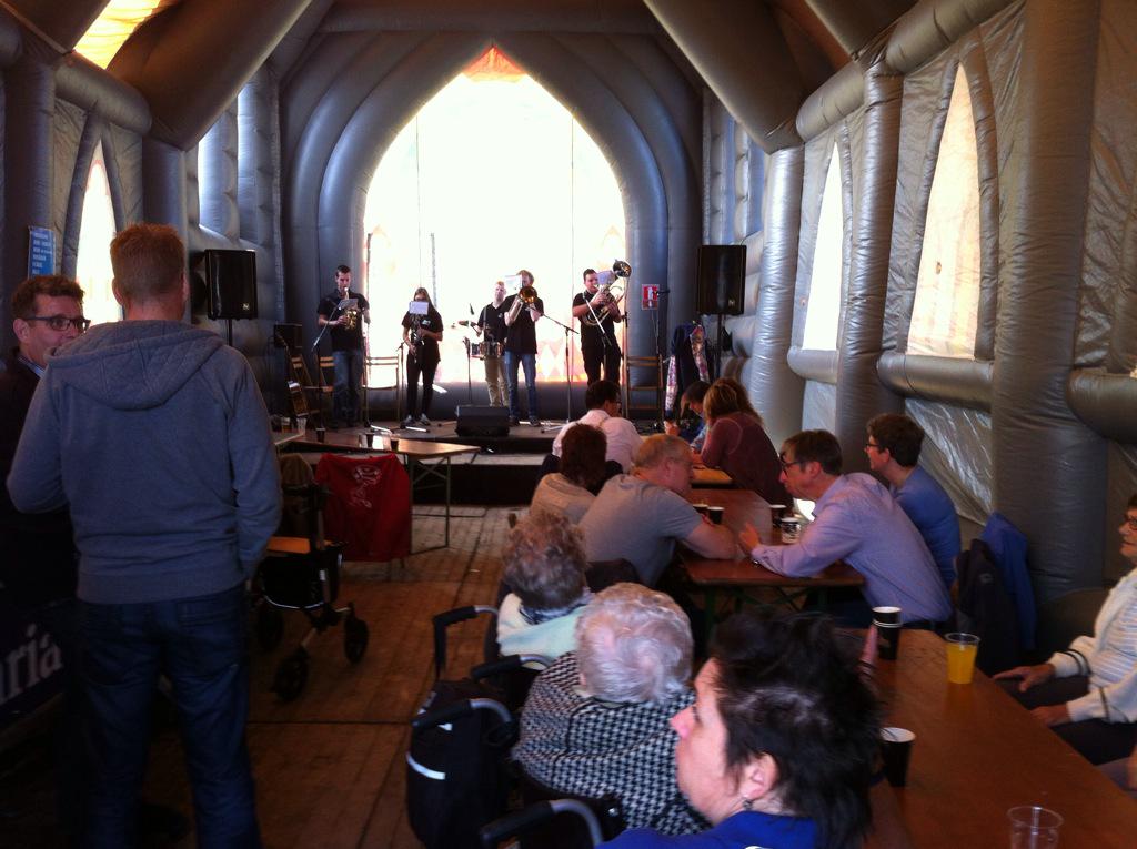 PetervErp's tweet photo. Opblaasbare kerk is ideaal decor voor eerste koffieconcert op @strooipop Hier optreden van Ut Pomp Smoesje http://t.co/jYBeInYh3F