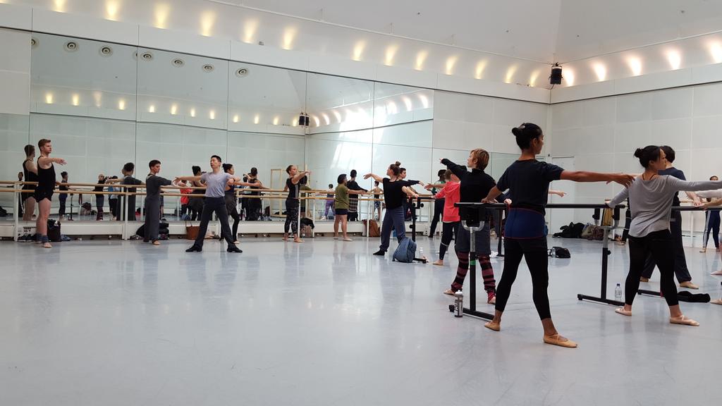 BalletBlack's tweet image. Packed class today! @raychai2000 on top form! #BBCompany #BBAssociates