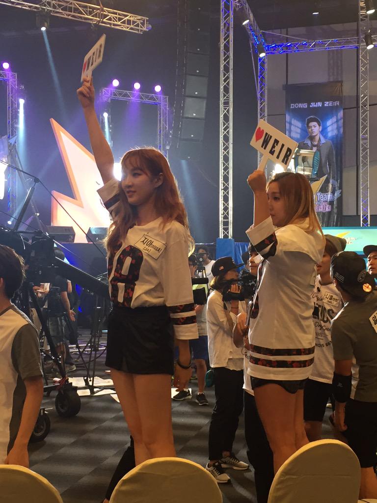 KukKik_BANA's tweet photo. มินเจียติ่งพี่เวียร์แบบจริงจัง 555 มีเดินมาขอป้ายเวียร์จากแฟนคลับด้วย 😁 #MinJiainThailand2015 #MissA http://t.co/YvfHtZNxBS