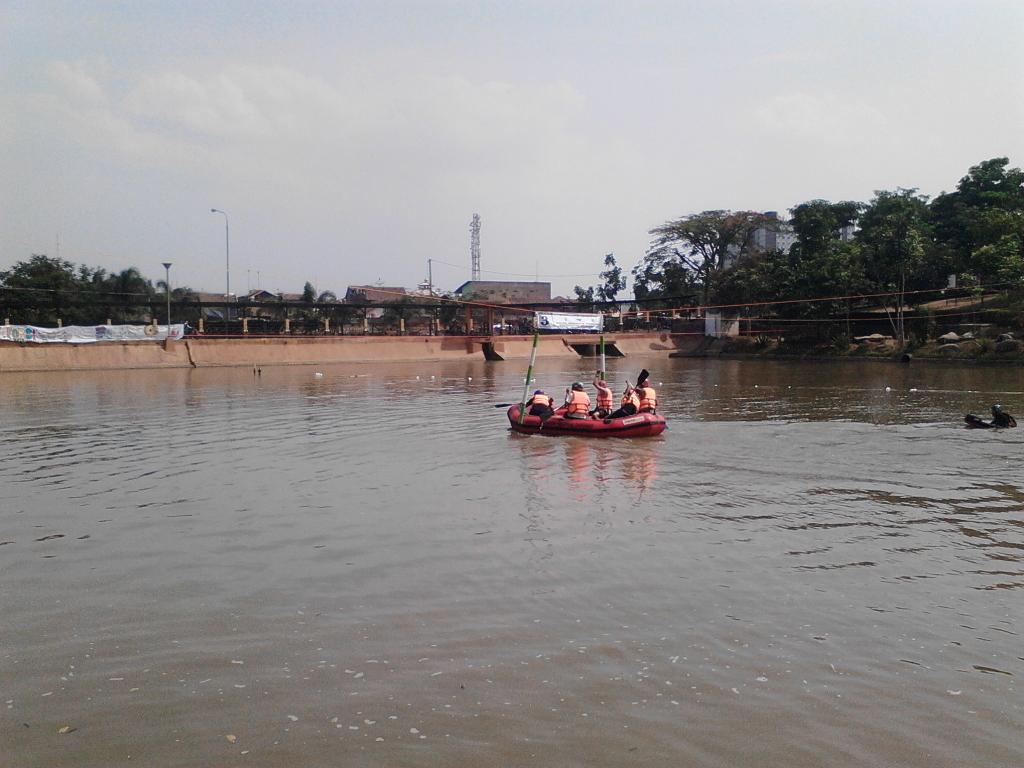 BFF_Unpad's tweet photo. [Lomba Dayung] Flat Lake Race Putra dari FMIPA @BEMFMIPAUnpad . Ayoo semangat !! 🙌🙌 #FORSISOUL2015 #FORSI2015 http://t.co/JrO1DIfM42