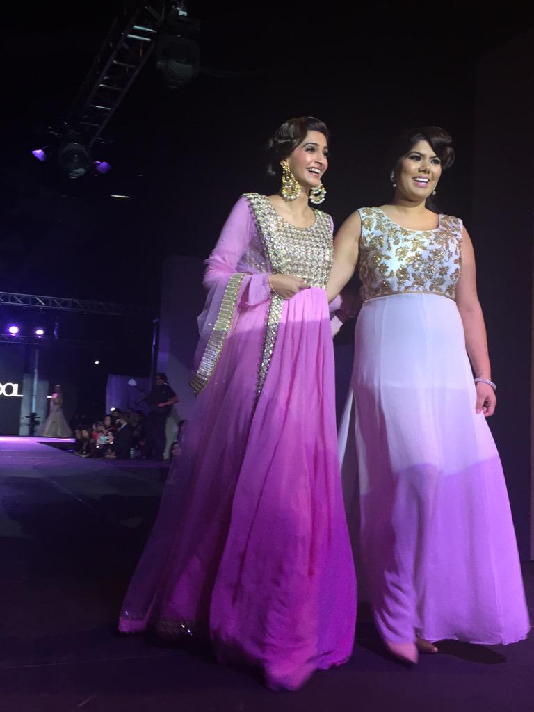 acelisters's tweet photo. Ethereal @sonamakapoor #SAFGala #MakeAWish #amitabal http://t.co/UEbcCVXLmo