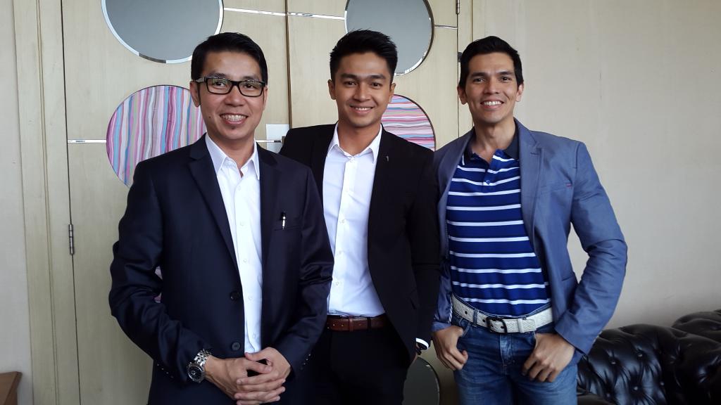 ipphoright's tweet photo. Bukan boy band, hehe. Bareng @MrAdrianMaulana @DevaMahenra #MudaKayaPenuhKarya cc @NetMediatama http://t.co/LYzOr5lzUS