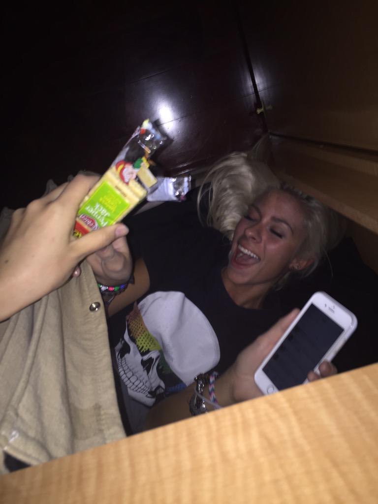 miasayoko's tweet photo. UPDATE GOT SOME CRACKERS THANKS @AndieCase 😂😂😂 http://t.co/2pjbcHsyjC