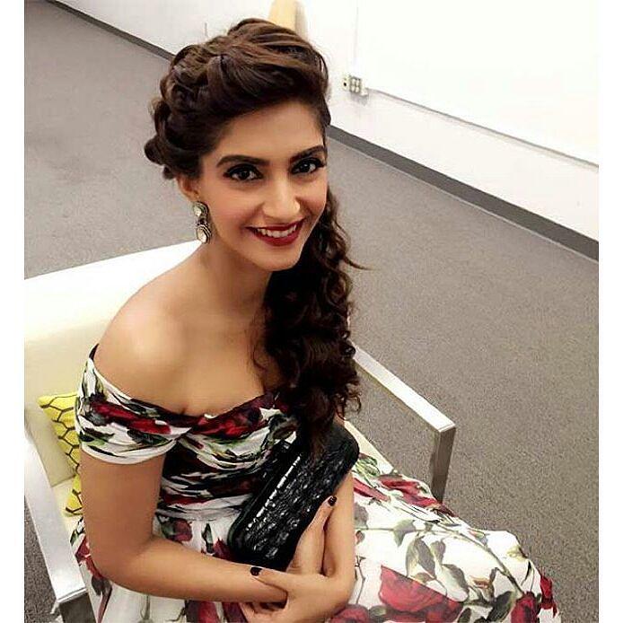 bolly_report's tweet photo. Fashion Diva of India #SonamKapoor looking super gorgeous at #SAFgala today .
Rate her lo… https://t.co/6xVmGkEVL6 http://t.co/5MdP7IZs8C