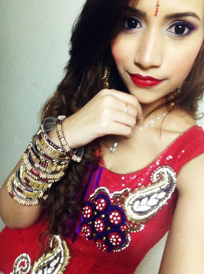 ChindianBoboi's tweet photo. I can't wait for Deepavali this year because I get to see this😍 @Le_Juliet_ #MyEverydayWomenCrush #DesiPrincess http://t.co/Grrow0CWVh