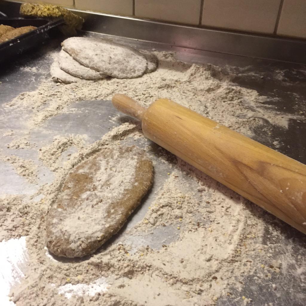 basoosterbaan's tweet photo. Vandaag weer Flinkefair in Hemelum met borrelbrood, wijnen van Mauro Sebaste en heerlijke olijfolie http://t.co/kMuw505KZb