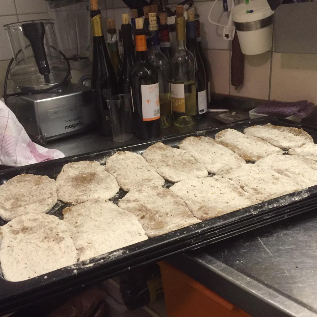 basoosterbaan's tweet photo. Vandaag weer Flinkefair in Hemelum met borrelbrood, wijnen van Mauro Sebaste en heerlijke olijfolie http://t.co/kMuw505KZb