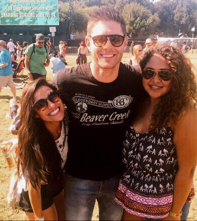 MoorRachel's tweet photo. More great pics of Jensen and Jared with fans at #ACLFest ^^ #SPNFamily http://t.co/gmNBLk84VC