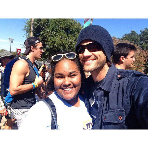 MoorRachel's tweet photo. More great pics of Jensen and Jared with fans at #ACLFest ^^ #SPNFamily http://t.co/gmNBLk84VC