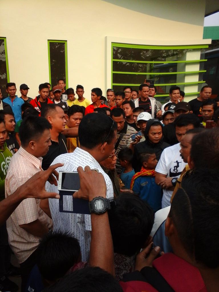 hytm_mohd's tweet photo. Match PraPon Kalbar vs Kalut &amp; Kalsel vs Kalteng dbtalkan krn tdk ada izin dr kepolisian #miris @bola_indonesia http://t.co/6oMSqAAIdj