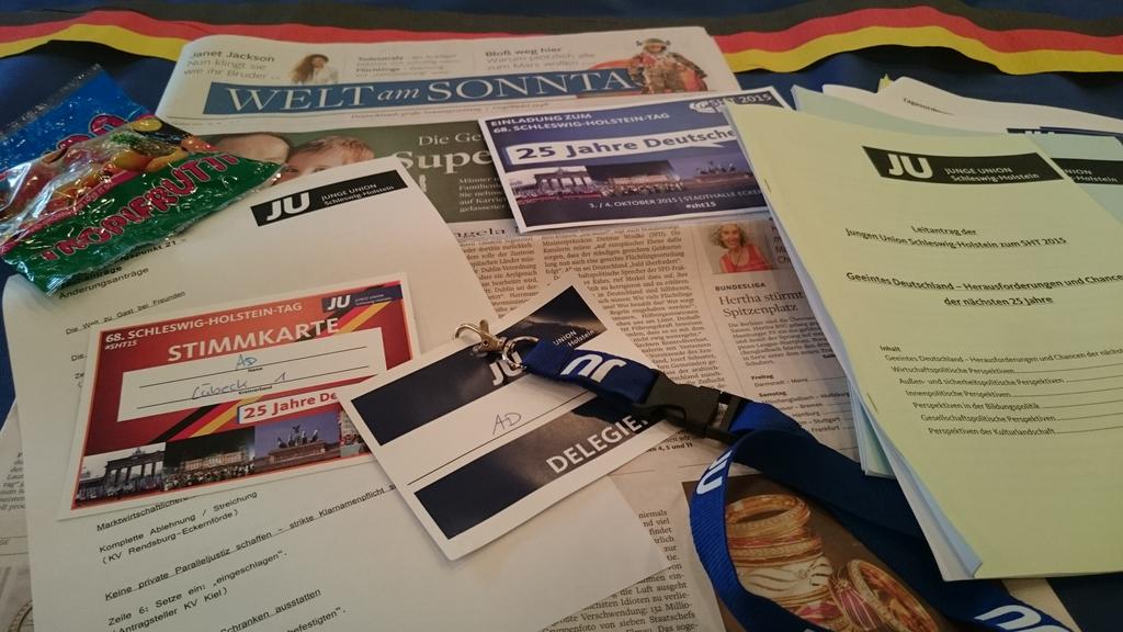 AndreasDoerich's tweet photo. Tag 2 als Delegierter für die @JU_luebeck auf dem #SHT15 in #Eckernförde. Selbstverständlich mit @welt am #Sonntag http://t.co/wubXMbVQRI
