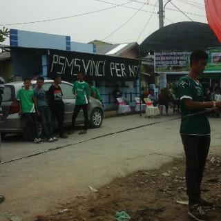 suportermedan's tweet photo. suasana di depan acara syukuran PSMS juara Di sekretariatan PFC belawan http://t.co/SANJ6GGbII