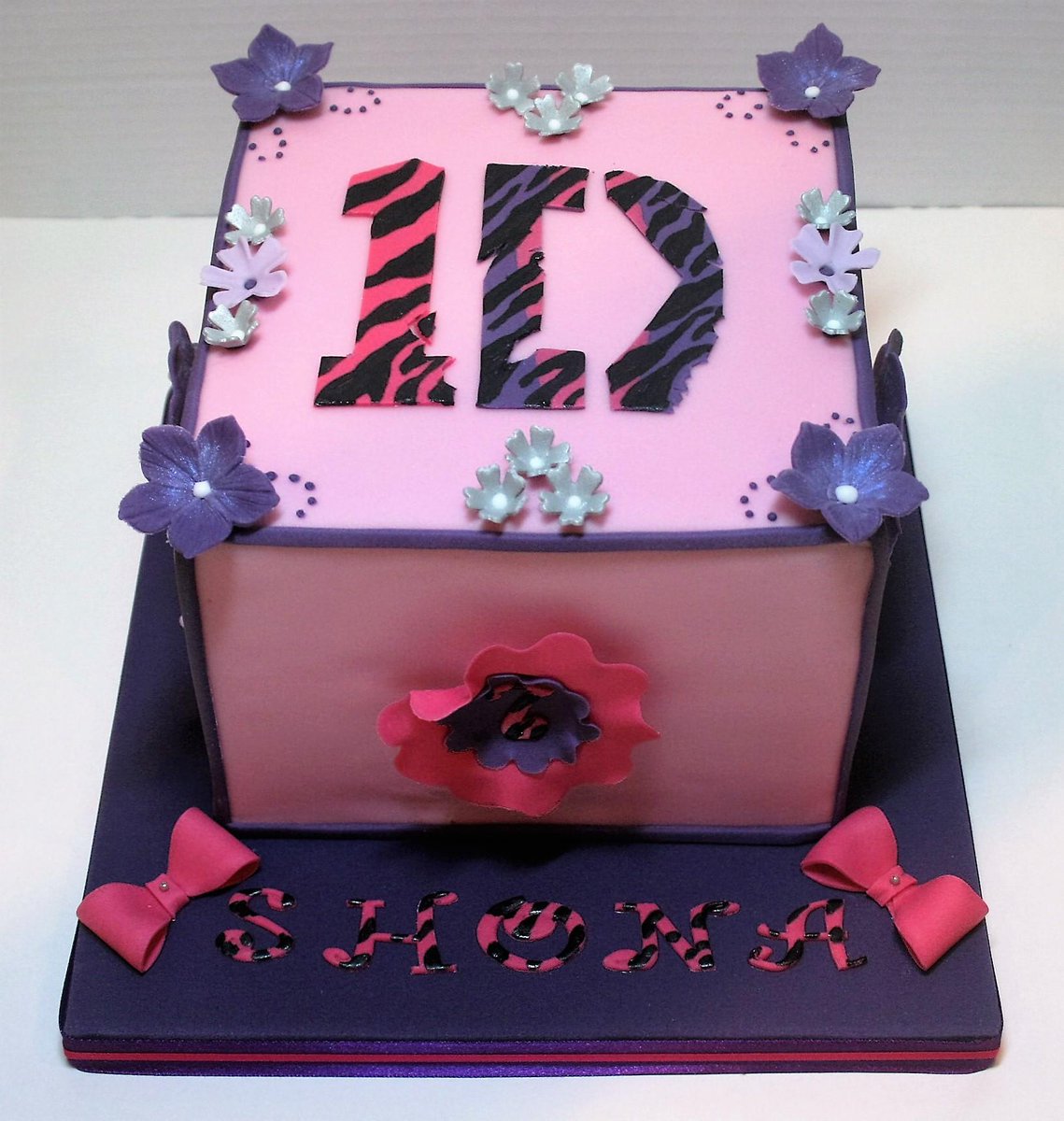 GemCakes_Tweet's tweet photo. #onedirectioncake #1Dcake for yound 1D fan, with hand cut and hand painted 1D zebra print logo :-) http://t.co/cJwKtf29wQ