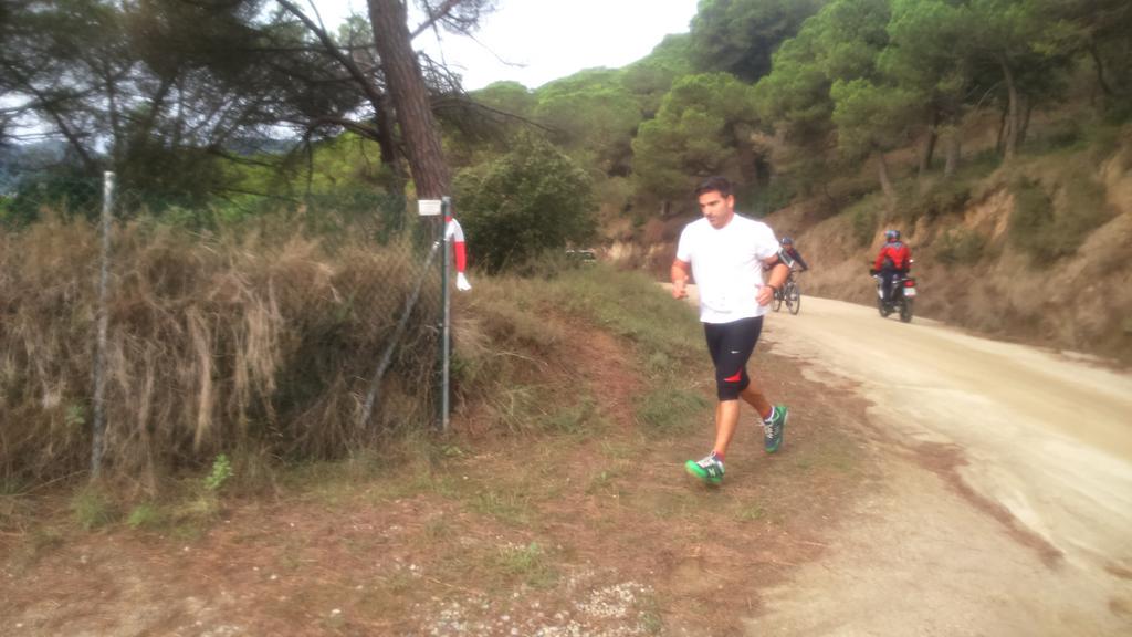 1a. parada cursa 10km #marxaalella @DOAlella amb tast #Lanius @ALTAALELLA i #Pasdelesbruixes de celler Altrabanda