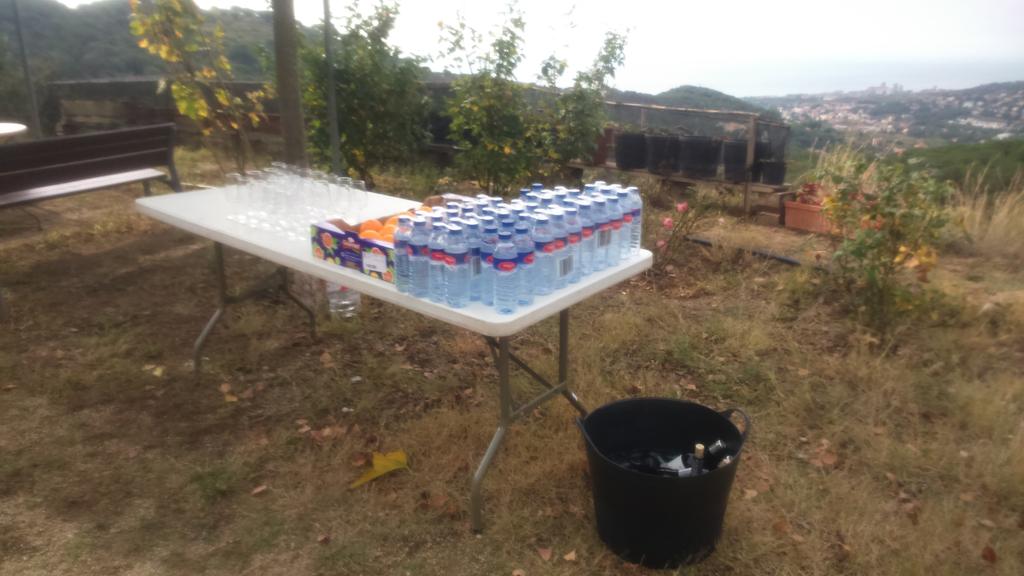 A punt avituallament cursa 10km <a href="/DOAlella/">DO Alella</a>, amb #lanius <a href="/ALTAALELLA/">Alta Alella • Celler de les Aus</a> i #Pasdelesbruixes de celler Altrabanda