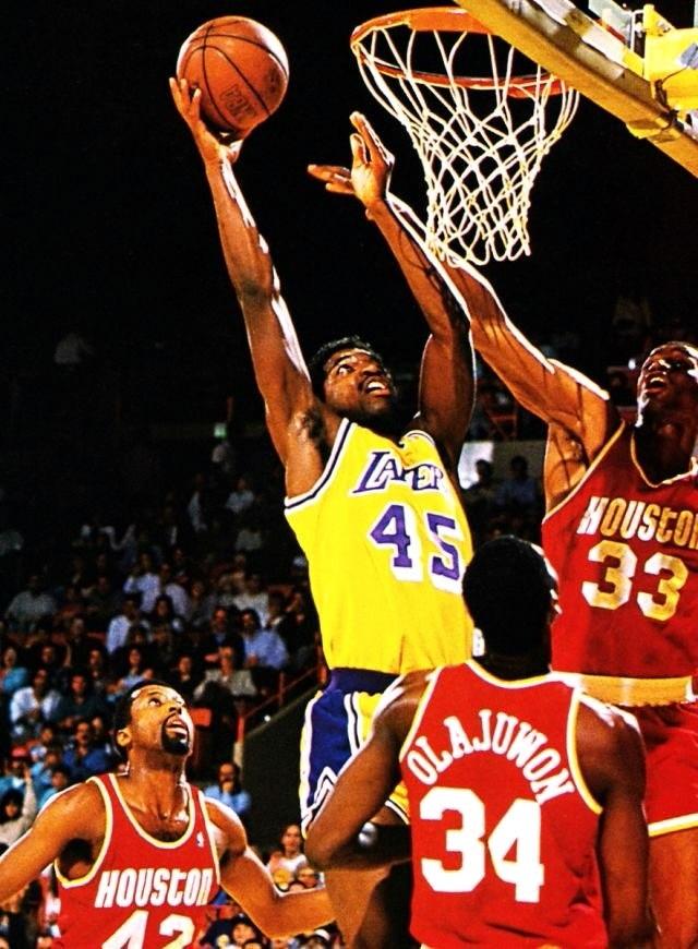 Buenos días.
Hoy cumple años Happy Birthday 