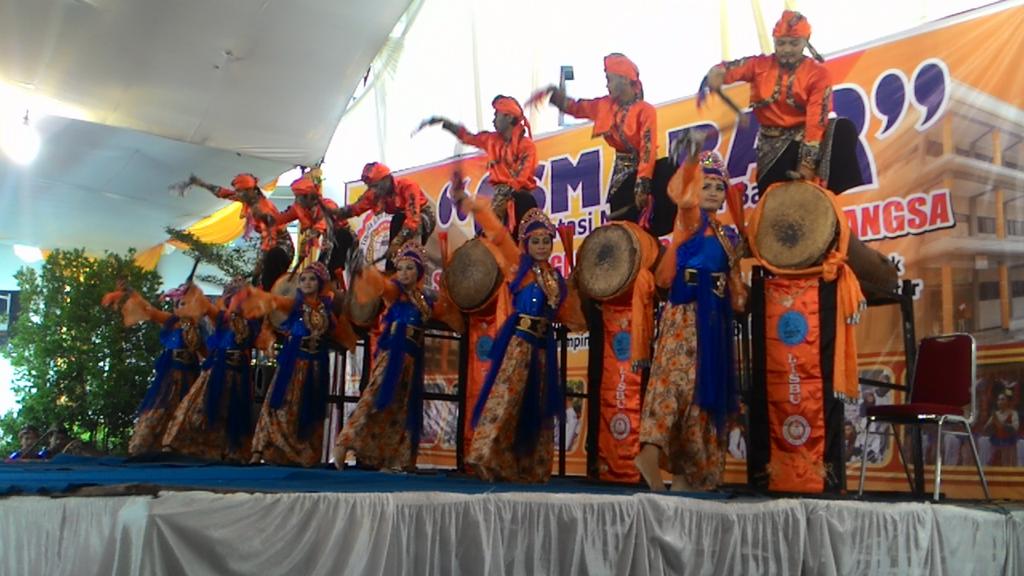 Penampilan unit kesenian tradisional banten di osmabar 2015 #STIEBINABANGSA