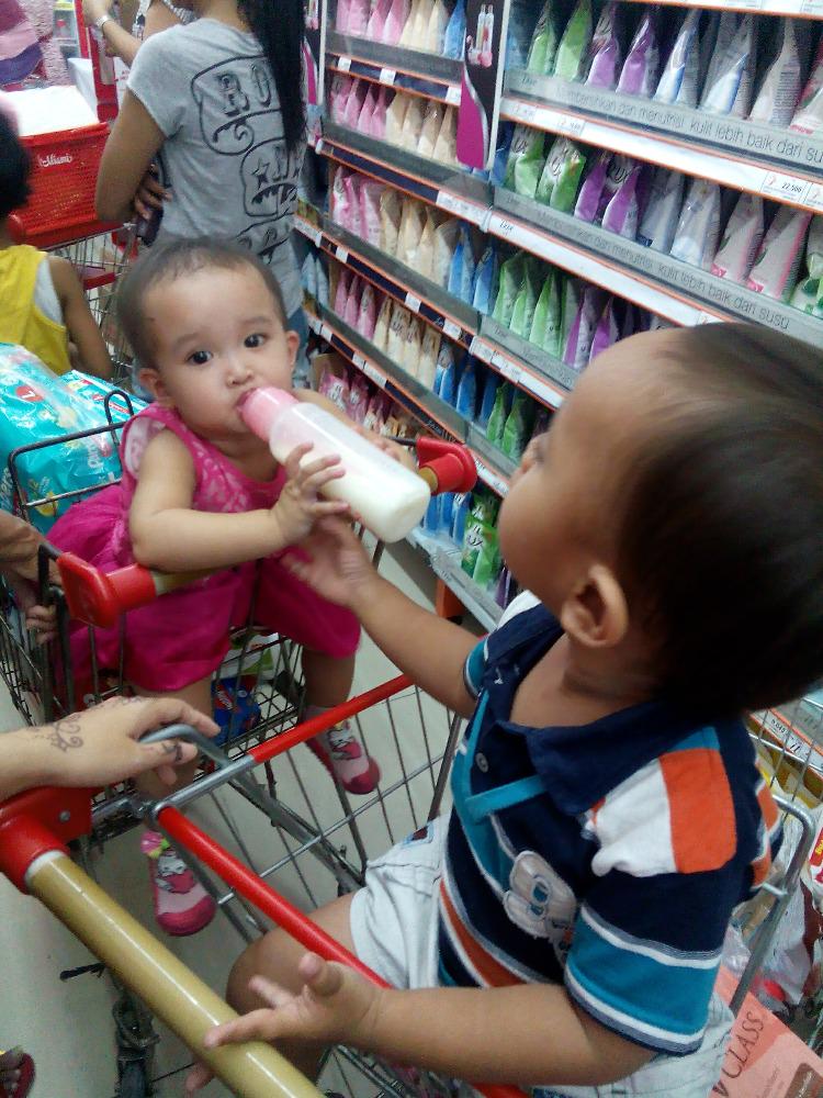 PutriInnMoo's tweet photo. "Wkwkwk, ak ling keno...@AiYousee: Ajarane  @PutriInnMoo -_- http://t.co/J2rBtHUTJE"