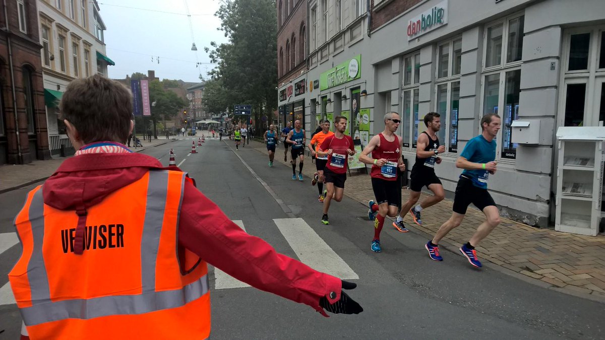 MaleneKjerstad's tweet photo. Så er H C Andersen Marathon i gang i Odense. 4154 deltagere er ude på ruten. #tv2fyn #hcamarathon #odense #dkmedier http://t.co/dBligxrMDq