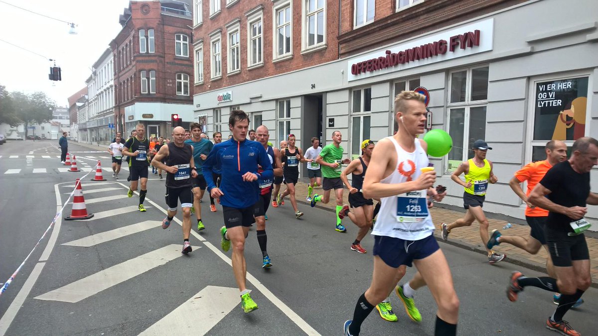 MaleneKjerstad's tweet photo. Så er H C Andersen Marathon i gang i Odense. 4154 deltagere er ude på ruten. #tv2fyn #hcamarathon #odense #dkmedier http://t.co/dBligxrMDq