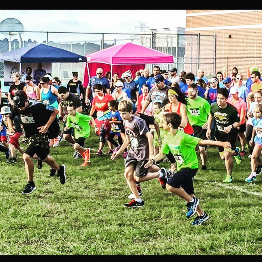 AaronStronginfo's tweet photo. Another successful AaronStrong event!!! Thx to all who came to the Superhero Dash! @Bultema29 #BeAaronStrong http://t.co/74XxVwCVPB