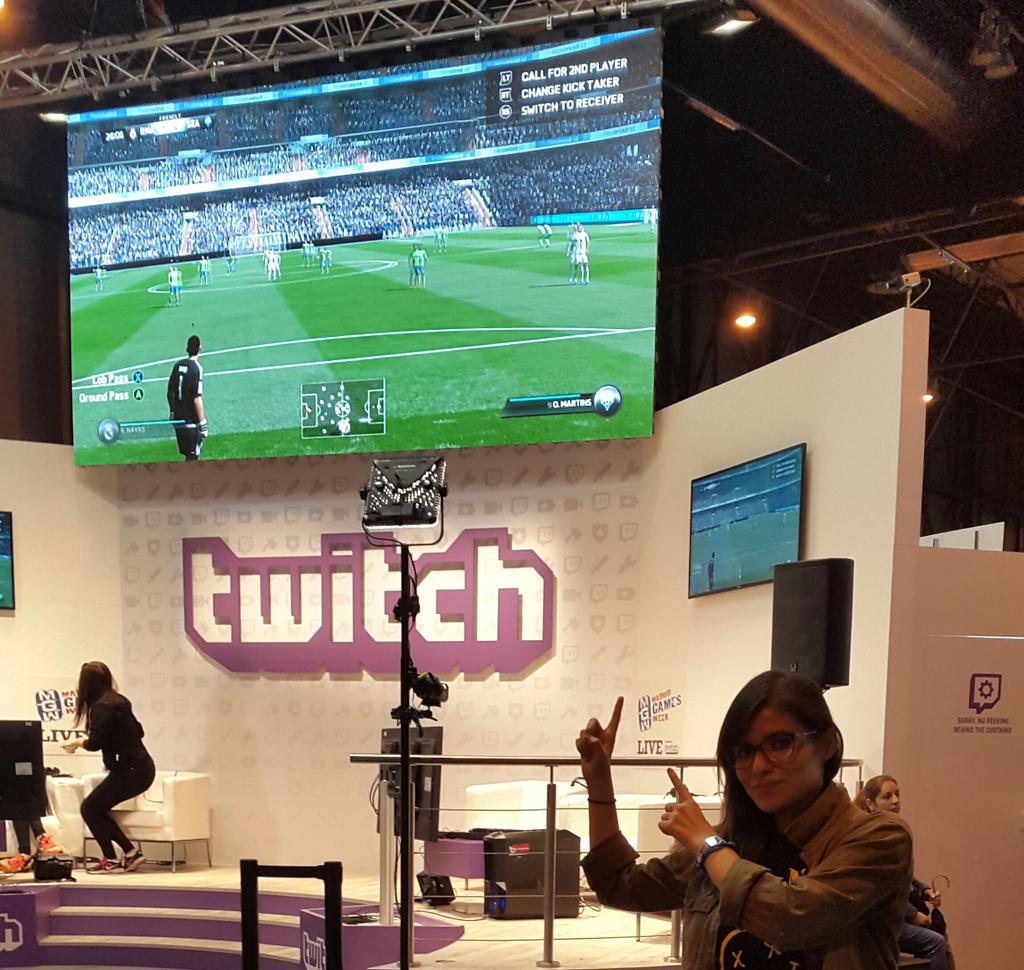 Intrawords's tweet image. En pantalla grande! Meses d trabajo xa q los demás se diviertan #Localization #FIFA16 #OrgullososTraductoresDeFIFA16