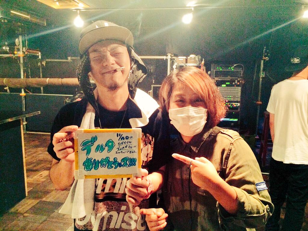 Blank_pagee's tweet photo. 10/3@旭���CASINO DRIVE
ありがとうございました！
企画呼んでくれたデルタの山本さん、ルカのボーカルでツーショット！いい笑顔です。

-セトリ-
オヤスミ
未来地図
Rain
〜MC〜
Answer
僕はきっと http://t.co/HknJvY6Zg3