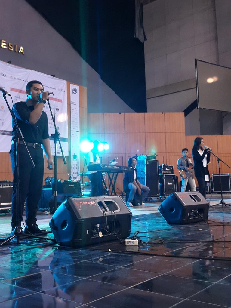 COMPFEST's tweet photo. Kini mereka sedang membawakan My Everything oleh Glenn Fredly! #ExploreITon http://t.co/UytYQfYogS