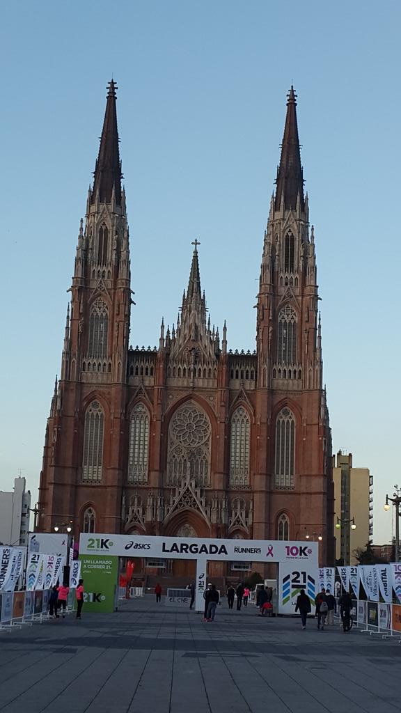 DeportesMLP's tweet photo. Ya los preparativos para los 21k ciudad de La Plata @ComunicacionMLP http://t.co/VibEdtI5w5