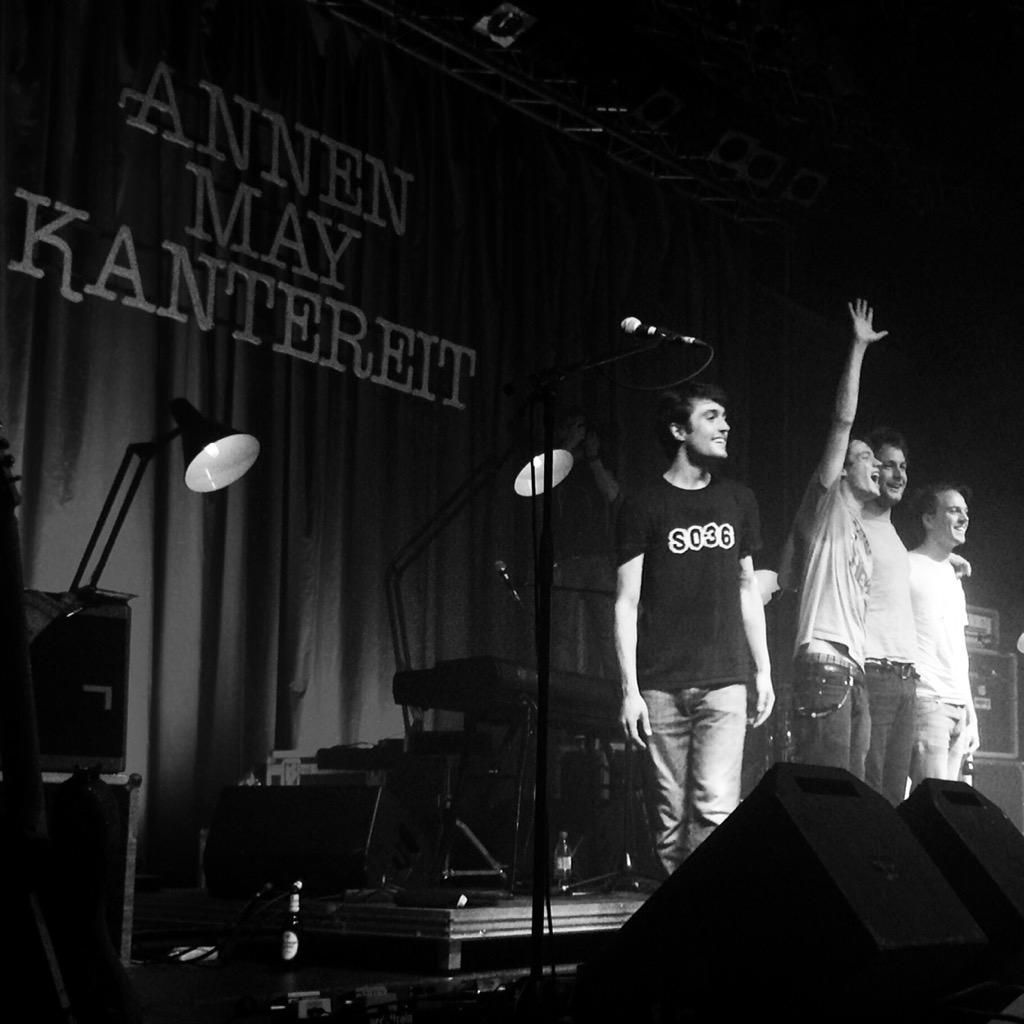 namelesslotti's tweet photo. "Auf nem Konzert interessiert mich nur der Bass, das Schlagzeug und wie viel das Bier kostet" #henningmayhatrecht http://t.co/WnZ7klsJBp