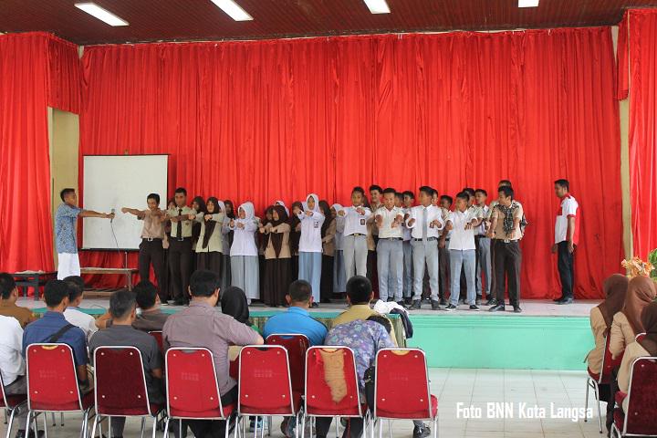 #fotowarga | <a href="/BNNPACEH/">BNN Provinsi Aceh</a>: Aksi 195 Satuan Tugas (Satgas) Anti Narkoba di Lingkungan Sekolah Menengah Atas di Langsa.