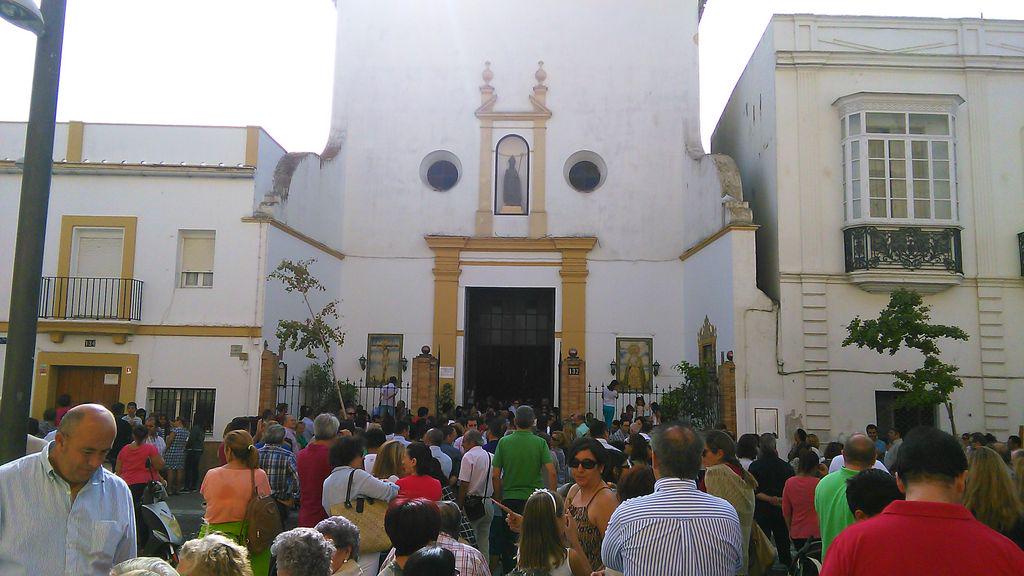 barriomarinero's tweet photo. No esta la Esperanza saliendo, es el barrio volcado con su párroco, Antonio Jesús el barrio esta conmigo http://t.co/ZPK84bDs6k