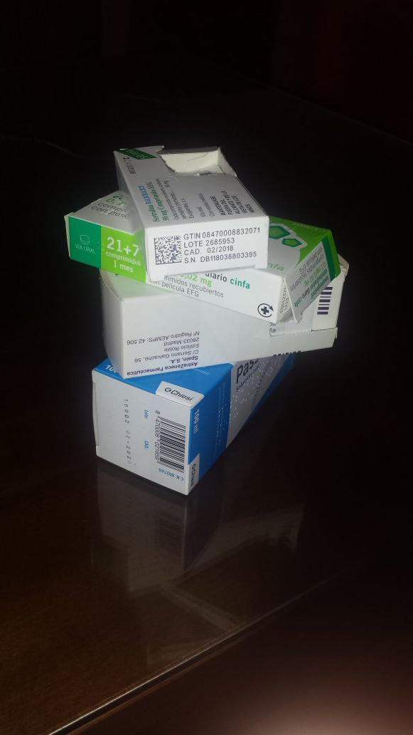 Lidiiaflor's tweet photo. Hola soy una vieja👵😓 mi medicacion diaria jajajaja http://t.co/ENPLG5NcGm