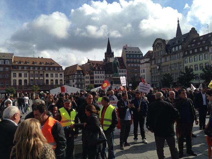 alevifuaf's tweet photo. La place Kléber se remplit de plus en plus ! #TayyipErdoğanStrasbourgaHOŞGELMEDİ #ReisiCumhurAvrupada http://t.co/veB4GsP1TC
