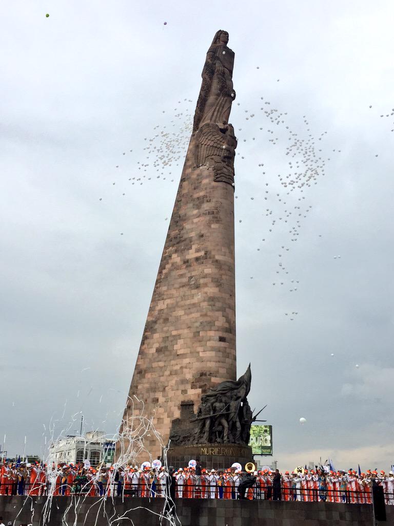 Secturjal's tweet photo. Da inicio el desfile inaugural de las @octubrefiestas en su 50 aniversario #FOG2015 @EnriqueRamosFl1 #AlEstiloJalisco http://t.co/UPYrEWW5tT