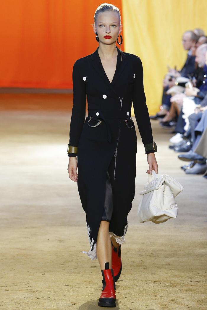 VogueFrance's tweet photo. JUST IN: See the lacy slips and puffed out sleeves of the #Celine​ #SS16 collection: http://t.co/gQa2OrETD4 #PFW http://t.co/rmjYKn28ws
