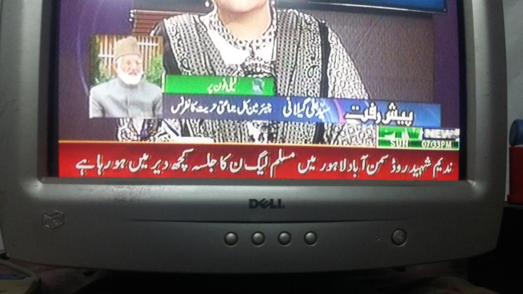 SdqJaan's tweet photo. ہم سب اس چینل کو چلانے کے لیے ٹیکس دیتے ہیں تو اس چینل کو کس نے اختیار دیا کہ وہ صرف ں لیگ کا جلسہ دکھائے؟ #PMLNTv http://t.co/H9m1DfX1ZM
