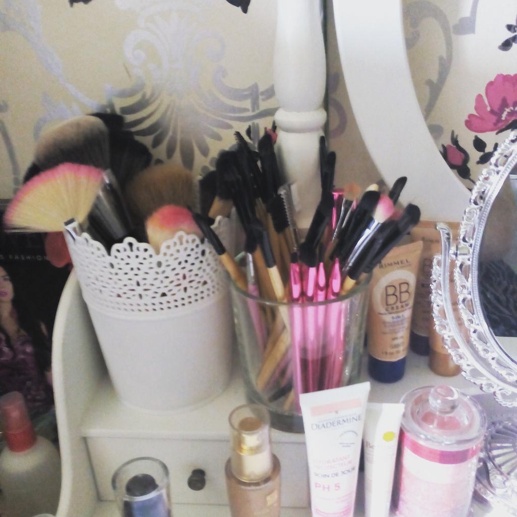 ShyrazDelices's tweet image. #coinmakeup #coiffeuse #makeup #makeupaddict #girly #cosy #enjoy #loveit #bougie #candle 😍💄💅💆👀😘