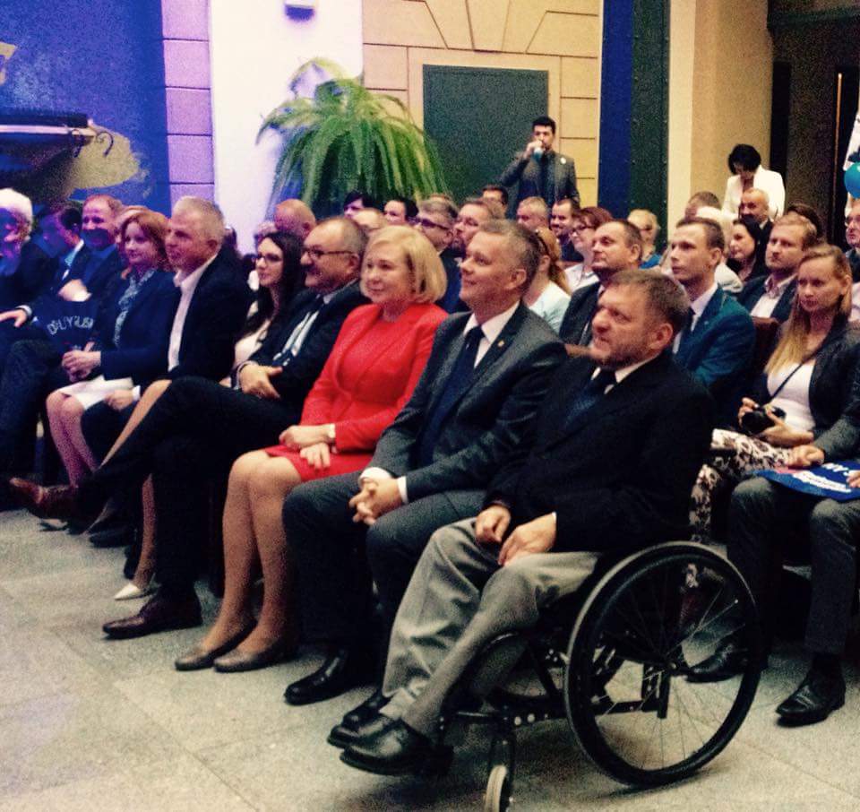 TomaszSiemoniak's tweet photo. #busPO we Wrocławiu. Na konwencji liderka listy prof.A.Chybicka zapowiada pobicie rekordu głosów B.Zdrojewskiego! http://t.co/JZ344XtluM