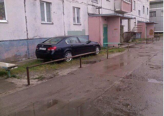 Torosyan_MA's tweet photo. Наказали "умелого" парковщика. 
Вечером заборчика не было. http://t.co/X8VvFBmrHe