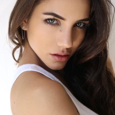 fanselavelden's tweet photo. @AuroraPapile @JORGEARAGON la tercera actriz estaría increíble @elavelden 🙏🏼😚😍 http://t.co/FR3jy9kwg8