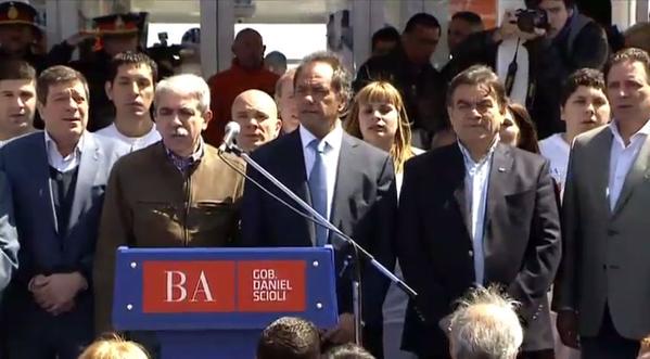 FernandezAnibal's tweet photo. Hoy en la inauguración del UPA24 de #quilmes con @danielscioli y el intendente @barbagutierrez http://t.co/5euqJW6Vwi