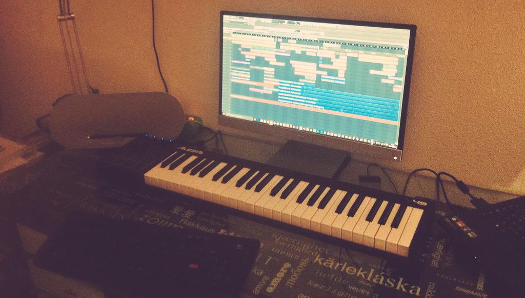 cucodome's tweet photo. Studio Time!! My New Track is ready!!!!!! http://t.co/msYzsYWpXk