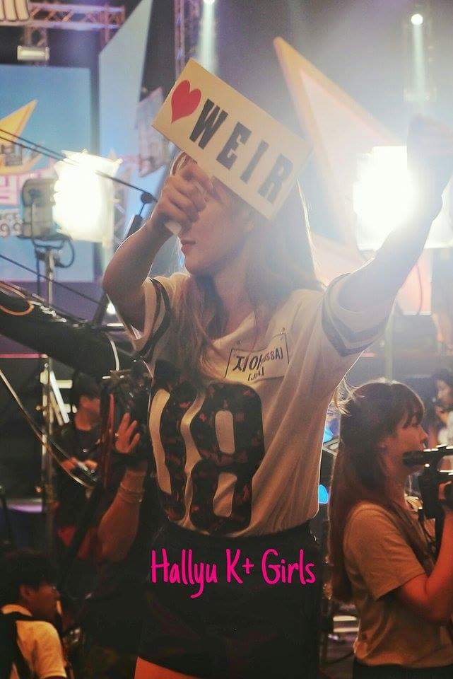 hallyukstar's tweet photo. 151004 @missA_jia at #DreamteamThailand หลายคนถามว่าพี่เจียเป็นแฟนเกิลพี่เวียร์จริงไหม ไม่ขอพูดมาก ให้รูปอธิบายค่ะ😂😂 http://t.co/B7yevWUHiJ