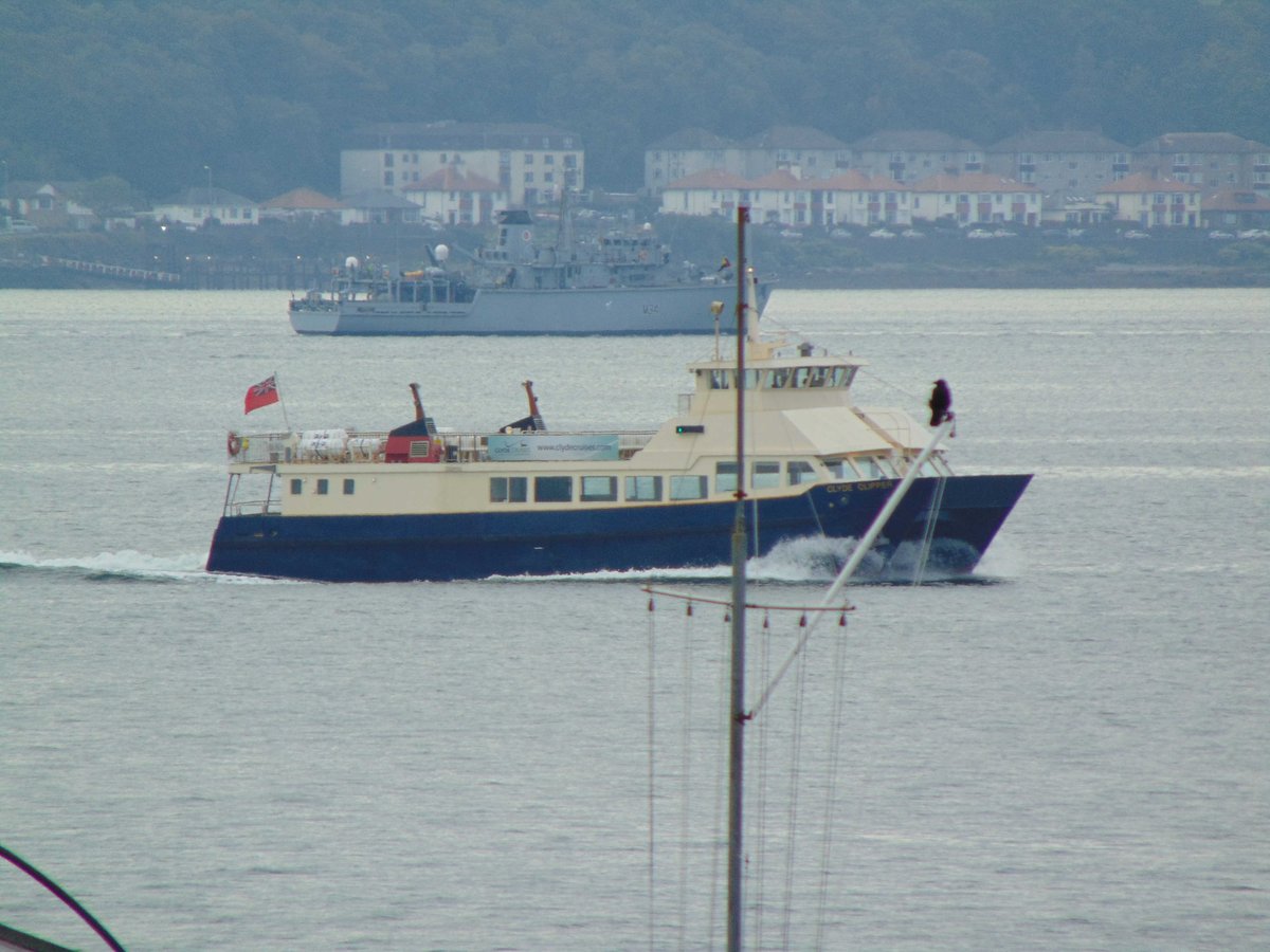 ArgyllSeaGlass's tweet photo. Busy day on the water even managed to get photobombed by @ArgyllFerries @CalMacFerries #ClydeClipper  #sundaymorning http://t.co/H28kIy9bb8