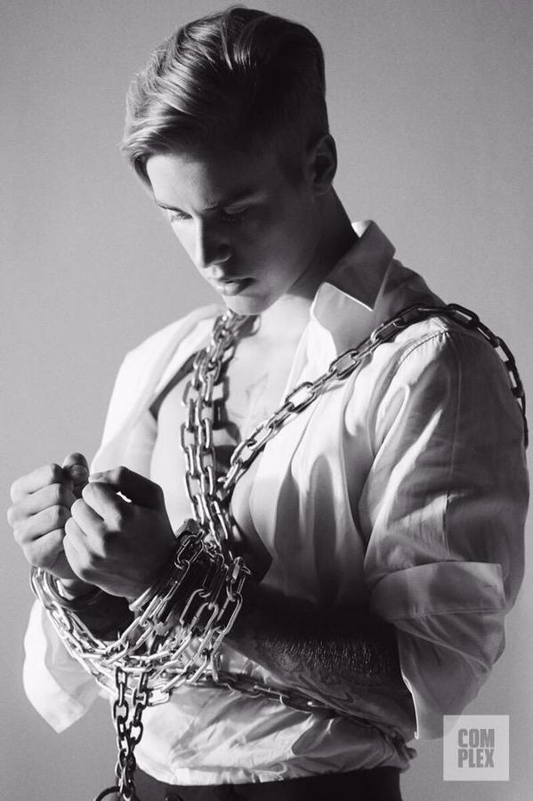 hamzaali9070's tweet photo. who is Better 
RT - Justin Bieber 
FAV - Harry Styles 
#EMABiggestFansJustinBieber http://t.co/EDDcROppdp