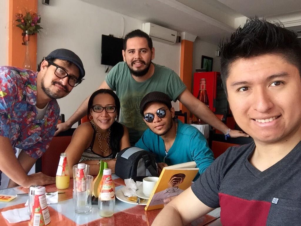 nadimcomics's tweet photo. Junto al gran equipo logístico de @eDaysCo y al buen @LeonidasEsteban. Retroalimentando #eDays2015. http://t.co/rdNLjo7wbE